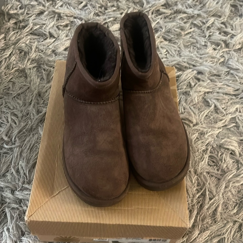Classic chocolate mini Ugg, size 7